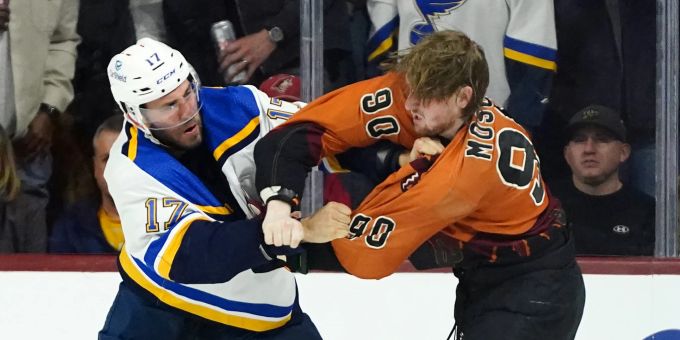 Janis Moser prügelt sich in der NHL. NHL