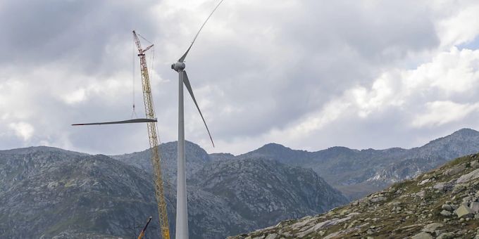 Der Bundesrat findet es richtig, dass der Bau von Windparks - hier die Installation eines Windrads 2020 auf dem Gotthardpass - einfacher möglich wird. (Archivbild) Der Bundesrat findet es richtig, dass der Bau von Windparks - hier die Installation eines Windrads 2020 auf dem Gotthardpass - einfacher möglich wird. (Archivbild)