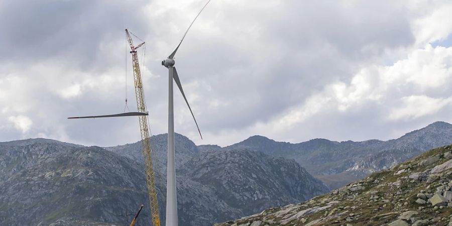 Der Bundesrat findet es richtig, dass der Bau von Windparks - hier die Installation eines Windrads 2020 auf dem Gotthardpass - einfacher möglich wird. (Archivbild)