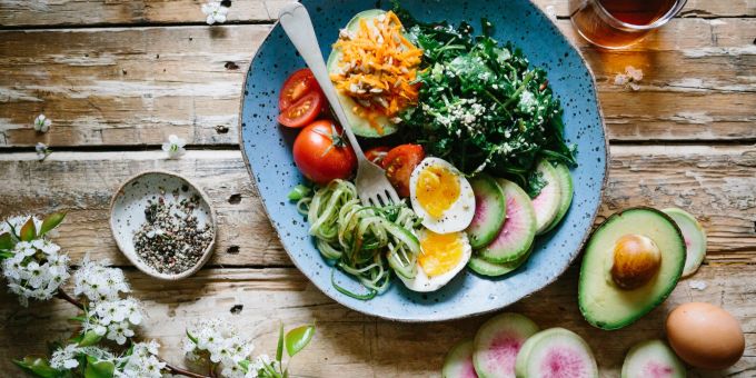 5 Prozent Kohlenhydrate, 25 Prozent Proteine und 75 Prozent Fett: Das ist die ideale Zusammensetzung der ketogenen Diät. ketogene Diät Fett