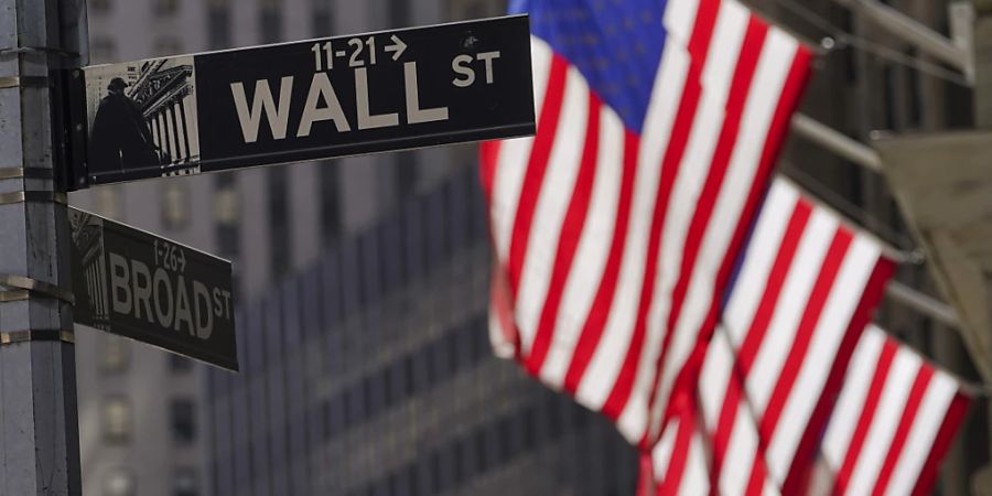 Stars and Stripes an der Ecke zur Wall Street in New York City. (Archivbild)