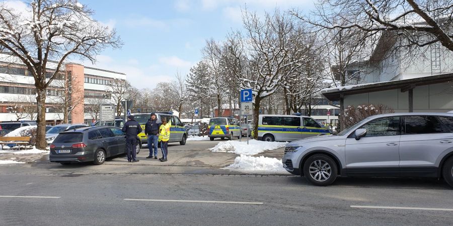 Einsatzfahrzeuge der Polizei stehen vor einer Schule in Traunstein.