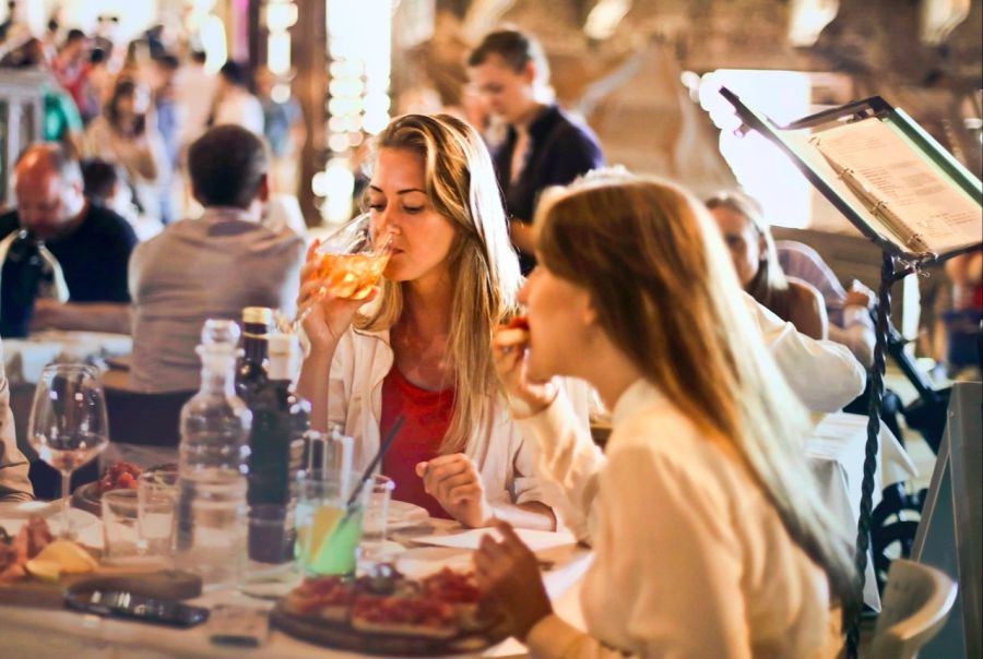 Menschen essen in Restaurant