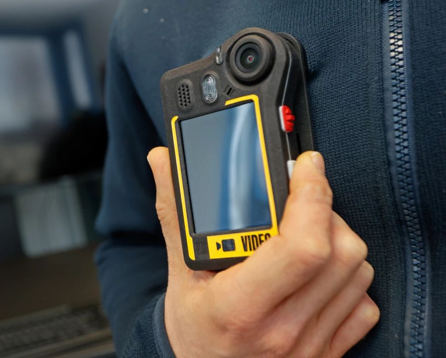 Deswegen will die Deutsche Bahn vermehrt auf Bodycams bei Mitarbeitenden in den Zügen setzen. (Symbolbild)