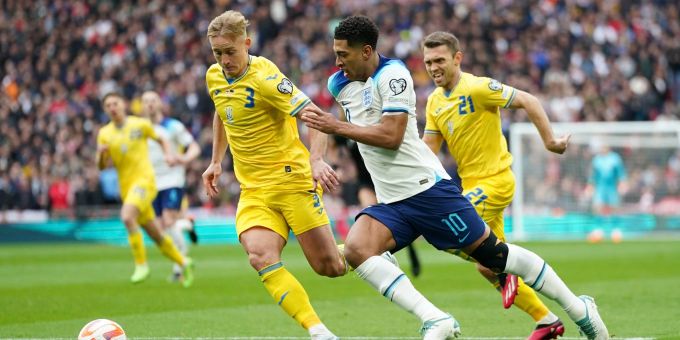 Der Engländer Jude Bellingham (M.) zeigte gegen die Ukraine eine starke Leistung. Der Engländer Jude Bellingham (M.) zeigte gegen die Ukraine eine starke Leistung.