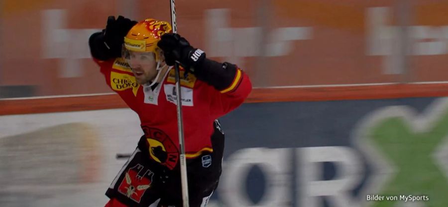 Chris DiDomenico provoziert nach seinem Tor zum 3:0.