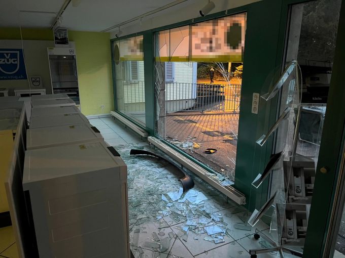 Durch den Unfall entstand ein Sachschaden. Durch den Unfall entstand ein Sachschaden.