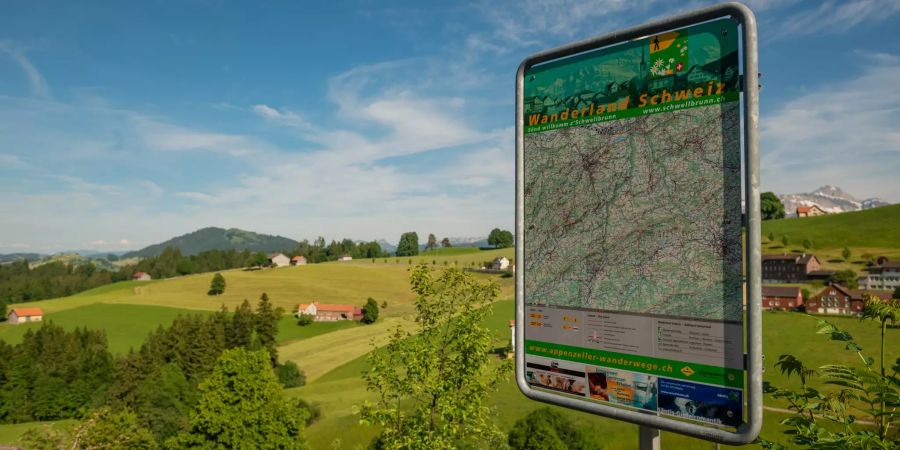 Tafel von Wanderland Schweiz in Schwellbrunn im Kanton Appenzell Ausserrhoden.