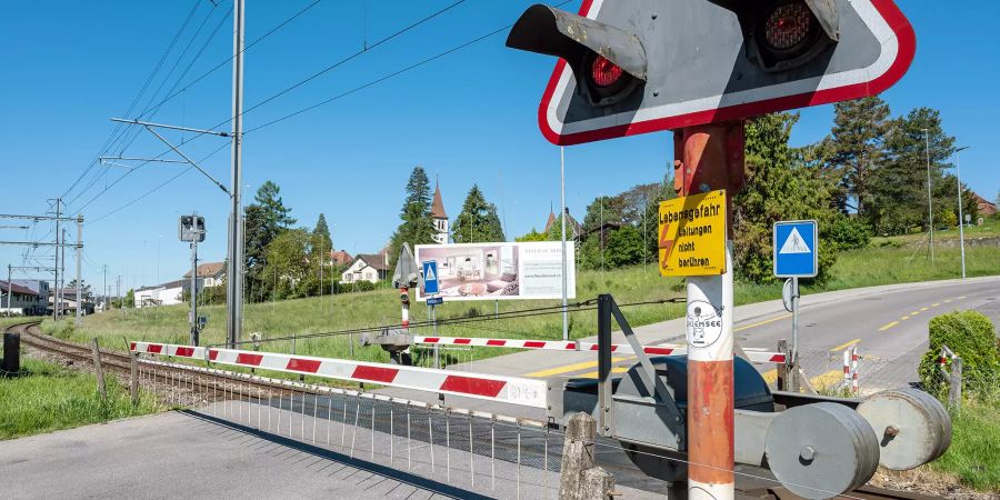 Bauland in Murten mit Plakat für Wohnungen.