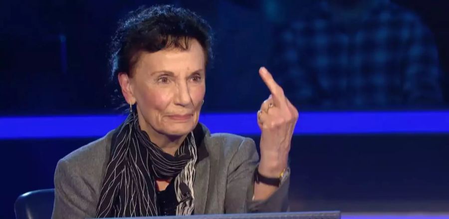 Renate zeigt ihrem Ex-Mann den Stinkefinger.