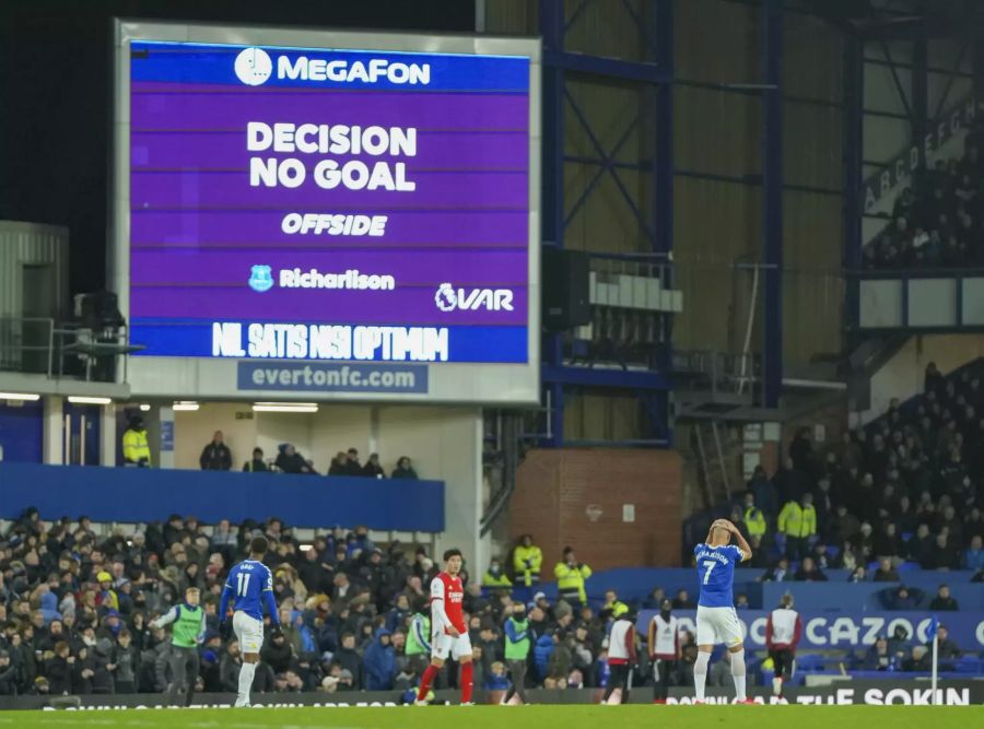Everton erzielt gegen Arsenal zwei Tore – beide werden vom VAR aberkannt.