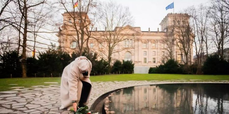 Claudia Roth (Bündnis 90/Die Grünen), designierte Kulturstaatsministerin, gedenkt am Denkmal für die ermordeten Sinti und Roma der im Nationalsozialismus ermordeten Sinti und Roma Europas. Foto: Christoph Soeder/dpa