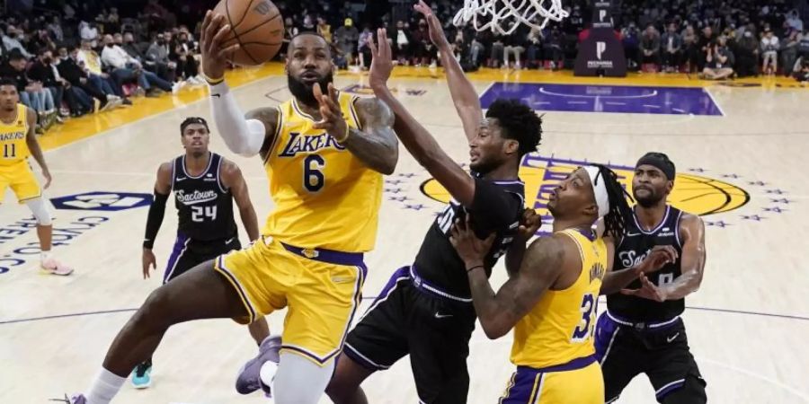 LeBron James (l/6) von den Los Angeles Lakers in Aktion. Foto: Marcio Jose Sanchez/AP/dpa