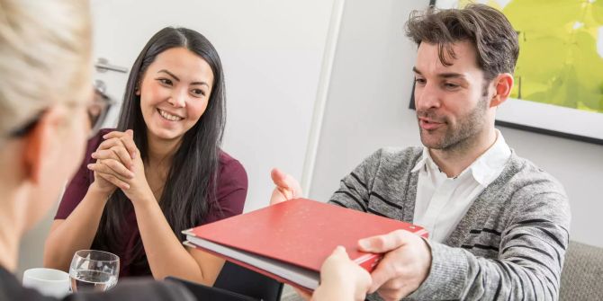 Arbeit Sitzung Aktenordner rot Mann Frau