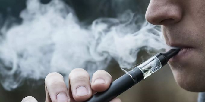 E-Zigaretten sind gerade bei Jungen besonders beliebt. Der Bundesrat will diese Produkte neu besteuern. (Themenbild) E-Zigaretten sind gerade bei Jungen besonders beliebt. Der Bundesrat will diese Produkte neu besteuern. (Themenbild)
