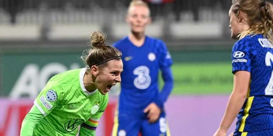 Svenja Huth (l) jubelt nach ihrem Tor zum 1:0. Foto: Swen Pförtner/dpa