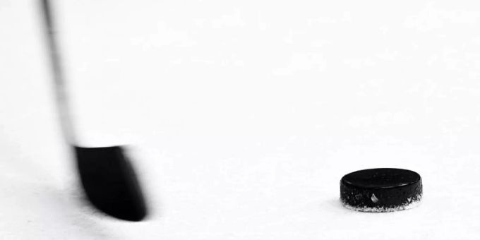 Die New York Islanders müssen aufgrund von zu vielen Coronafällen in der NHL pausieren. Foto: Tobias Hase/dpa/Symbolbild Die New York Islanders müssen aufgrund von zu vielen Coronafällen in der NHL pausieren. Foto: Tobias Hase/dpa/Symbolbild
