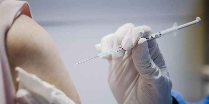 Coronavirus: Eine knappe Mehrheit der Schweizer Bevölkerung befürwortet eine generelle Corona-Impfpflicht. Eine satte Mehrheit möchte die Impfpflicht für bestimmte Berufsgruppen. (Symbolbild) coronavirus