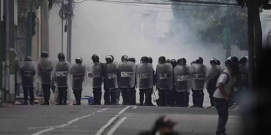 Aufgebrachte Veteranen haben bei einer Demonstration vor dem Kongress in Guatemala-Stadt randaliert. Foto: Moises Castillo/AP/dpa