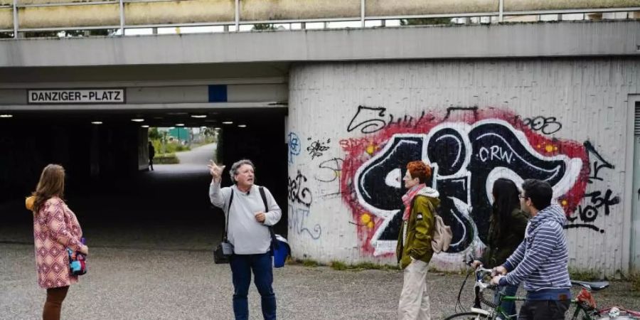 Helmut van der Buchholz, Stadtführer der «Germany‘s Ugliest City Tours», spricht während einer Stadtführung durch die Innenstadt mit Teilnehmern. Foto: Uwe Anspach/dpa