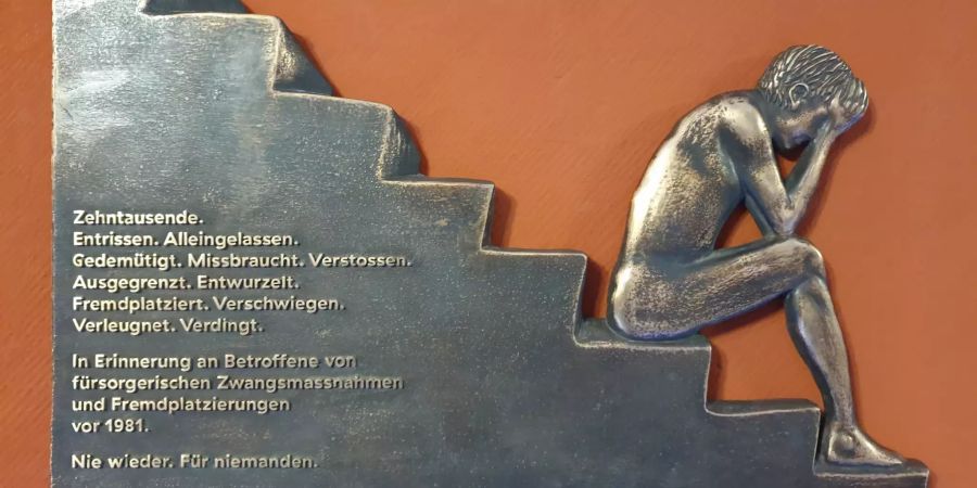 Gedenktafel für Betroffene von Fürsorgerischen Zwangsmassnahmen und Fremdplatzierungen. Die Schweiz hat diesbezüglich eine heikle Vergangenheit.