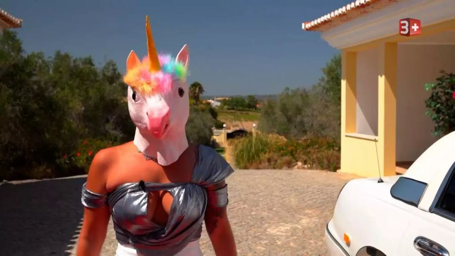 Nadine Mercedes trägt eine Einhorn-Maske.