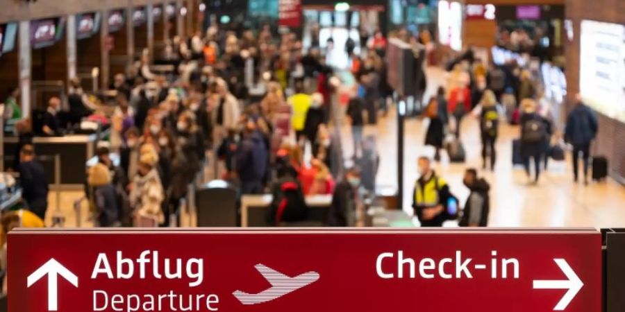 Zahlreiche Fluggäste im Terminal 1 des Flughafens BER. Foto: Monika Skolimowska/dpa-Zentralbild/dpa