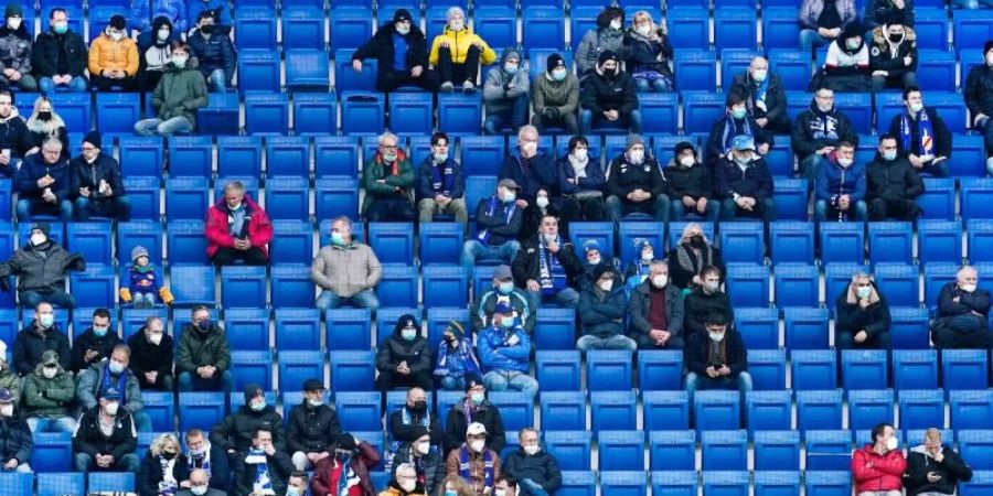 In den Stadien wird es vorerst wieder deutlich leerer: Höchstens 15.000 Zuschauer in den Arenen zugelassen. Foto: Uwe Anspach/dpa
