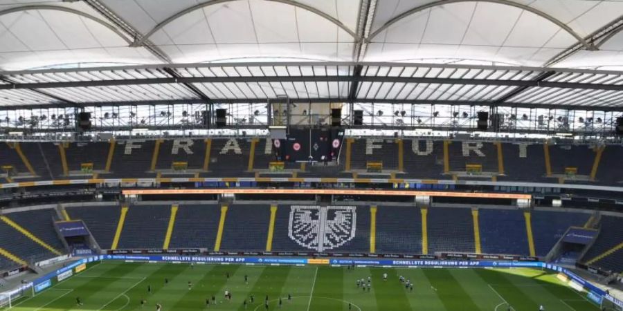 Eintracht Frankfurt darf seine letzten beiden Heimspiele in diesem Jahr vor jeweils 15.000 Zuschauern austragen. Foto: Eric Dobias/dpa