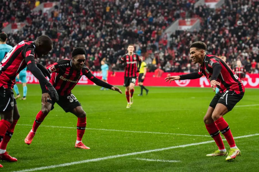 Die Spieler von Leverkusen feiern im Spiel gegen Greuther Fürth.