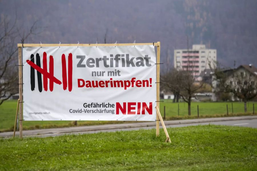 Abstimmungsplakate zum Covid-19-Gesetz stehen auf einer Wiese, am Mittwoch, 17. November 2021, bei Stans im Kanton Nidwalden.