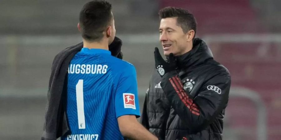 Polnisches Duell in Augsburg: FCA-Keeper Rafal Gikiewicz (l) erwartet Landsmann Robert Lewandowski mit dem FC Bayern. Foto: Sven Hoppe/dpa