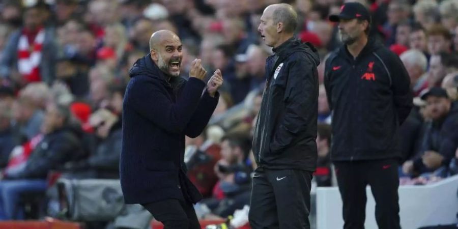 City-Trainer Pep Guardiola (l) war begeistert nach dem 2:2 in Liverpool. Foto: Peter Byrne/PA/AP/dpa