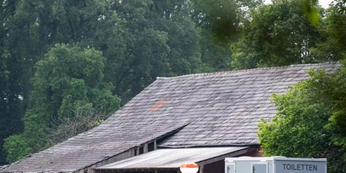 Rückansicht des Gebäudes, in dem der Fernsehsender RTL das "Sommerhaus der Stars" gedreht hat. Foto: Guido Kirchner/dpa Rückansicht des Gebäudes, in dem der Fernsehsender RTL das "Sommerhaus der Stars" gedreht hat. Foto: Guido Kirchner/dpa