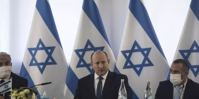Israels Premierminister Naftali Bennett (M) kündigt eine verstärkte Besiedlung der Golanhöhen an. Foto: Nir Elias/Pool Reuters/AP/dpa Israels Premierminister Naftali Bennett (M) kündigt eine verstärkte Besiedlung der Golanhöhen an. Foto: Nir Elias/Pool Reuters/AP/dpa