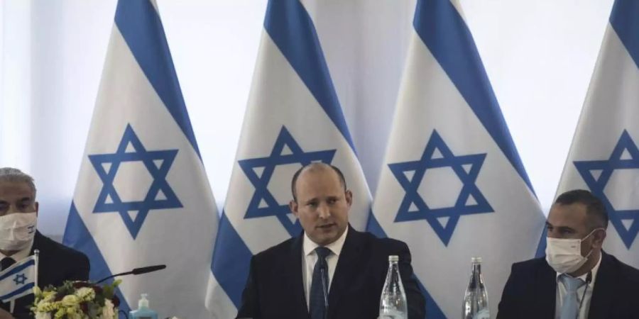 Israels Premierminister Naftali Bennett (M) kündigt eine verstärkte Besiedlung der Golanhöhen an. Foto: Nir Elias/Pool Reuters/AP/dpa