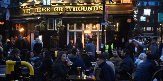 Im Londoner Pub «The Three Greyhounds» wird gefeiert. Foto: Kirsty O'Connor/PA Wire/dpa/Archivbild Im Londoner Pub «The Three Greyhounds» wird gefeiert. Foto: Kirsty O'Connor/PA Wire/dpa/Archivbild