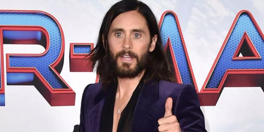 US-Schauspieler Jared Leto hat seinen 50. Geburtstag mit einem Stück Regenbogentorte gefeiert. Foto: Jordan Strauss/Invision via AP/dpa