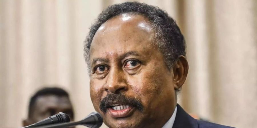 Abdullah Hamduk (im Bild) stand vor seiner gewaltsamen Entmachtung gemeinsam mit dem ranghöchsten Militär im Sudan, General Abdel Fattah al-Burhan, an der Spitze des Staates. Foto: Uncredited/AP/dpa