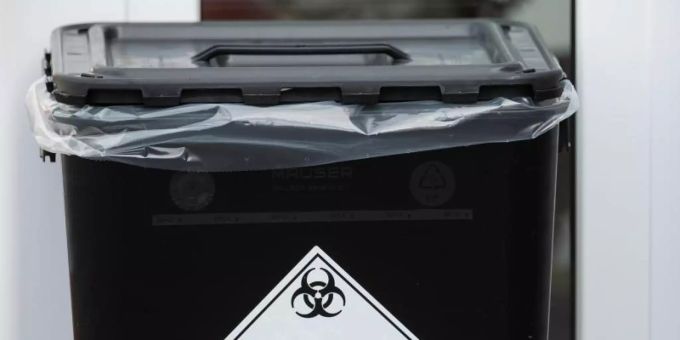 Ein Mülleimer für benutzte Schutzkleidung steht vor dem Medizinischen Versorgungszentrum in Gross-Gerau. Foto: Andreas Arnold/dpa Ein Mülleimer für benutzte Schutzkleidung steht vor dem Medizinischen Versorgungszentrum in Gross-Gerau. Foto: Andreas Arnold/dpa
