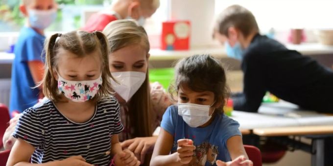 Schulkinder mit Maske Schulkinder mit Maske