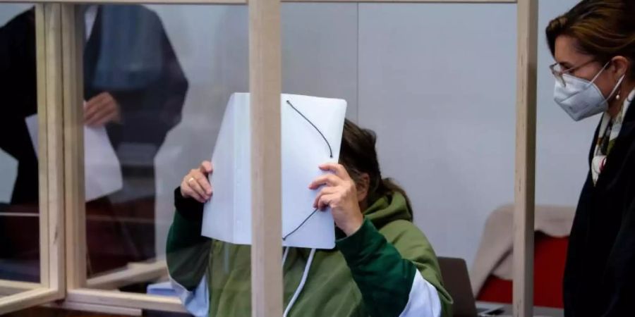 Die wegen versuchten Mordes beschuldigte Frau im Gerichtssaal in München. Foto: Sven Hoppe/dpa