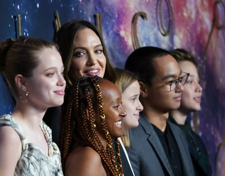 Shiloh, Zahara, Angelina Jolie, Vivienne, Maddox und Knox bei der Premiere in London.