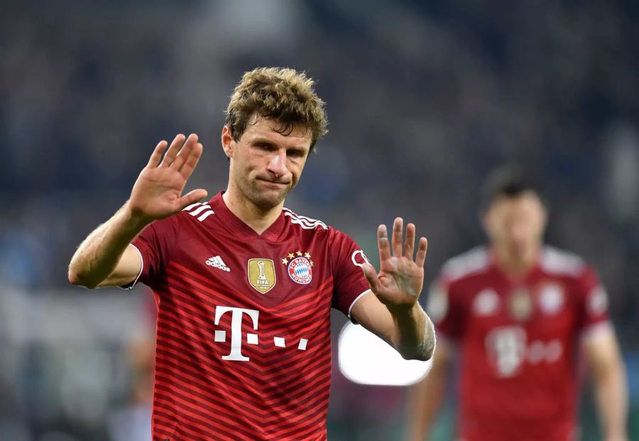 Thomas Müller entschuldigt sich nach dem Spiel bei den mitgereisten Fans.