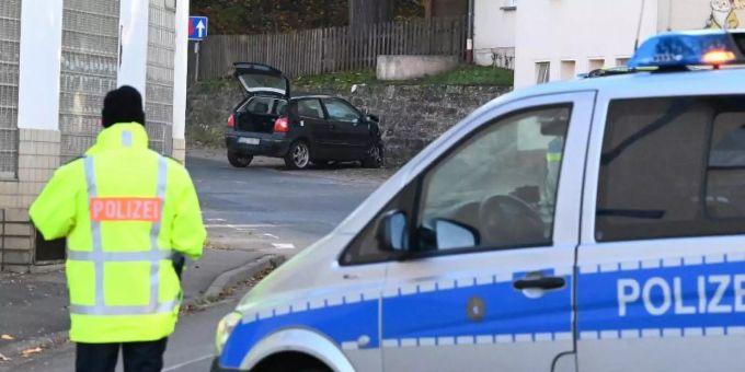 Das Unfallfahrzeug, ein schwarzer VW Polo, steht noch vor der Kindertagesstätte im hessischen Witzenhausen. Foto: Swen Pförtner/dpa Unfall