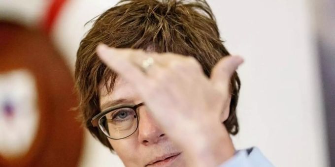 Bundesverteidigungsministerin Annegret Kramp-Karrenbauer treibt Pläne einer militärischen Eingreiftruppe auf EU-Ebene voran. Foto: Axel Heimken/dpa Bundesverteidigungsministerin Annegret Kramp-Karrenbauer treibt Pläne einer militärischen Eingreiftruppe auf EU-Ebene voran. Foto: Axel Heimken/dpa