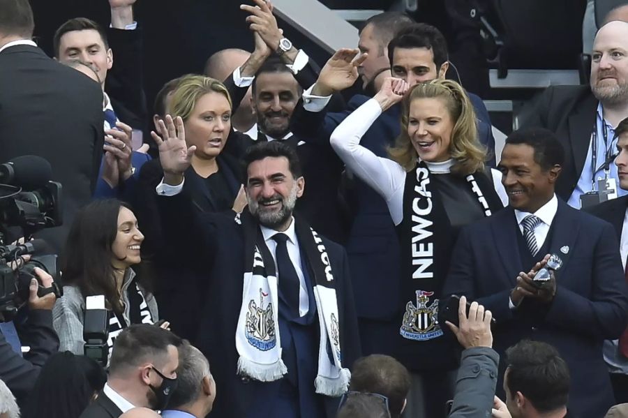 Der neue Vorsitzende von Newcastle United, Yasir Al-Rumayyan (l.), und die englische Minderheitseigentümerin Amanda Staveley (r.), während des Spiels der englischen Premier League zwischen N