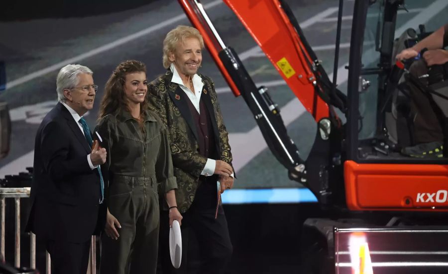 Frank Elstner (l), der Erfinder von "Wetten, dass ..." ist in der Jubiläumsshow «Wetten, dass..?» zu Gast und unterhält sich mit Thomas Gottschalk und Wettkandidatin Niel Braun.