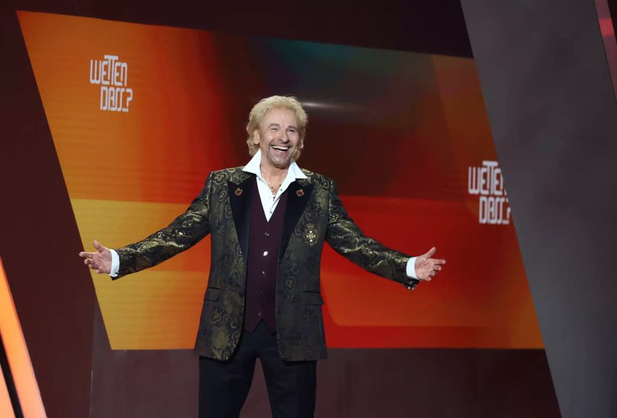 Thomas Gottschalk kommt zu Beginn der Jubiläumsshow «Wetten, dass..?» auf die Bühne.