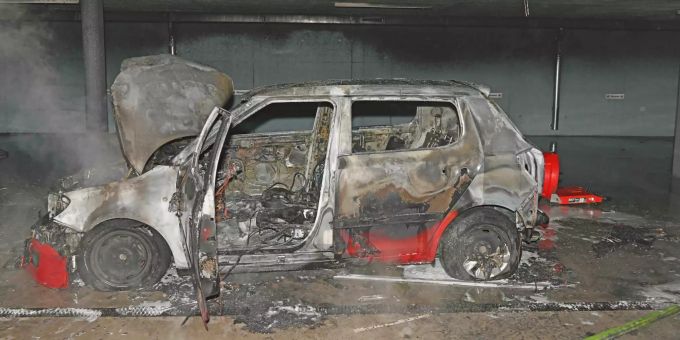 An den Fahrzeugen und an der Infrastruktur der Tiefgarage entstand beträchtlicher Sachschaden. Brand